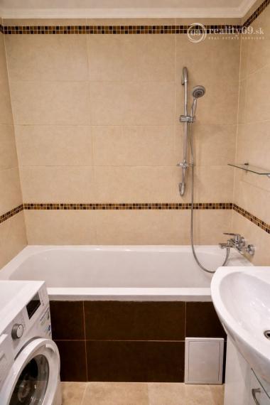 NAD JAZEROM - AZOVSKÁ 1,5 IZBOVÝ BYT 41 M2, ZARIADENÝ KOMPLET.