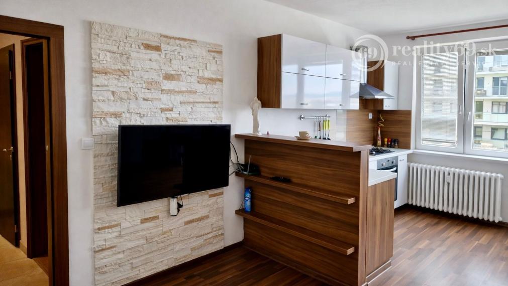 NAD JAZEROM - AZOVSKÁ 1,5 IZBOVÝ BYT 41 M2, ZARIADENÝ KOMPLET.