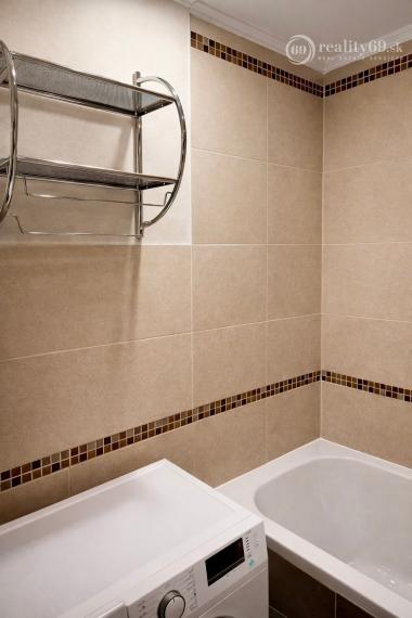 NAD JAZEROM - AZOVSKÁ 1,5 IZBOVÝ BYT 41 M2, ZARIADENÝ KOMPLET.