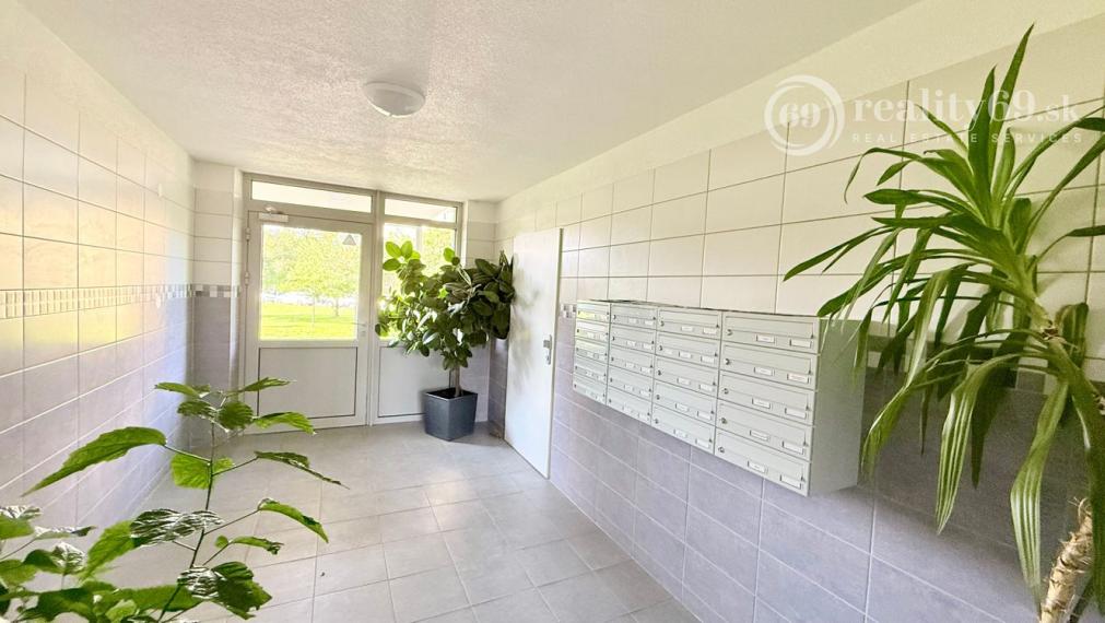 JAZERO - IRKUTSKÁ 4 IZBOVÝ BYT 71 M2, NOVÁ DISPOZÍCIA, LODŽIA A PIVNICA.