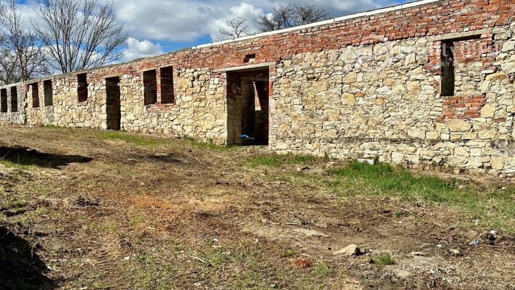 MAĎARSKO - ABAUJVÁR STAVEBNÝ POZEMOK, ZÁKLADY DOMU A MÚRY 1.700 M2, VŠETKY IS.