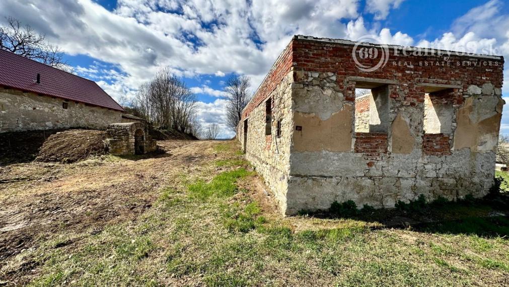 MAĎARSKO - ABAUJVÁR STAVEBNÝ POZEMOK, ZÁKLADY DOMU A MÚRY 1.700 M2, VŠETKY IS.