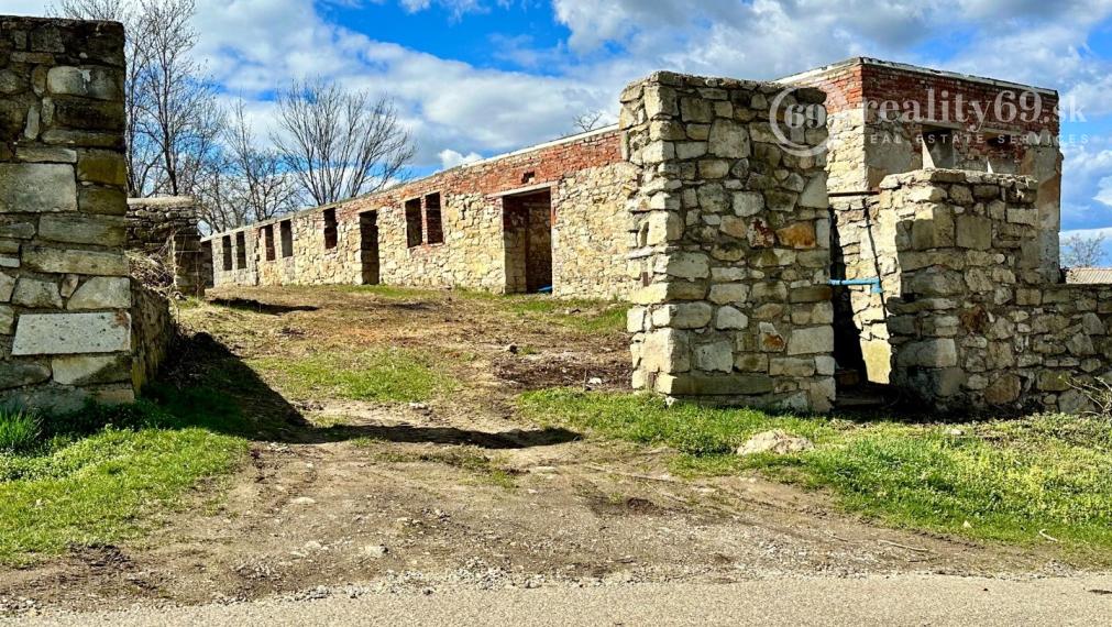 MAĎARSKO - ABAUJVÁR STAVEBNÝ POZEMOK, ZÁKLADY DOMU A MÚRY 1.700 M2, VŠETKY IS.