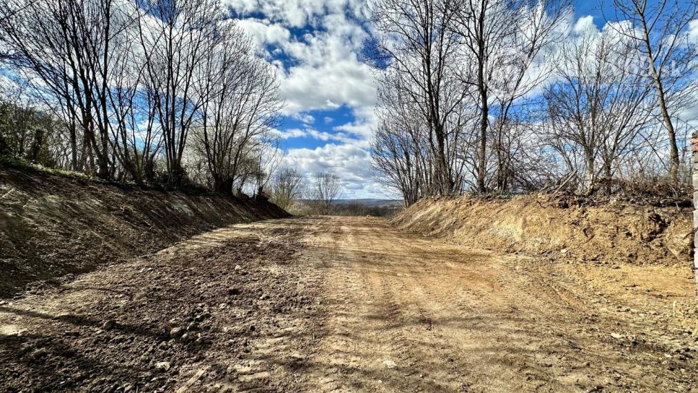 MAĎARSKO - ABAUJVÁR STAVEBNÝ POZEMOK, ZÁKLADY DOMU A MÚRY 1.700 M2, VŠETKY IS.