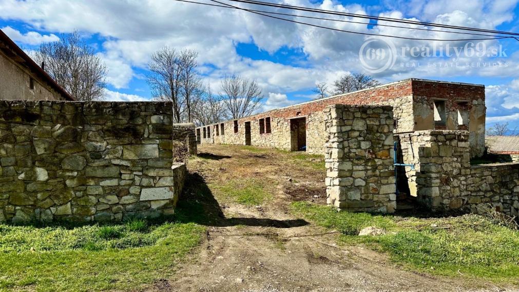 MAĎARSKO - ABAUJVÁR STAVEBNÝ POZEMOK, ZÁKLADY DOMU A MÚRY 1.700 M2, VŠETKY IS.