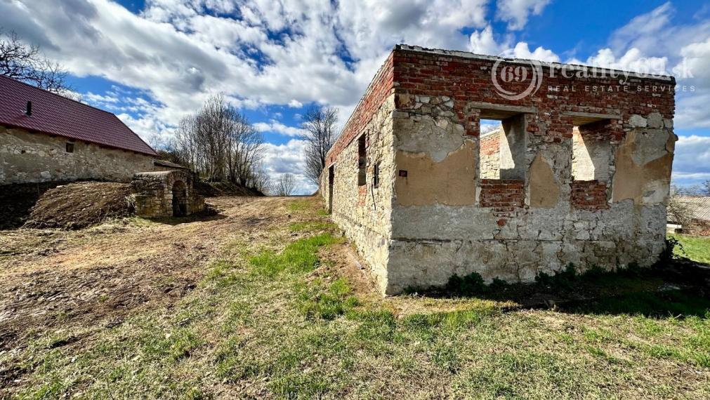 MAĎARSKO - ABAUJVÁR STAVEBNÝ POZEMOK, ZÁKLADY DOMU A MÚRY 1.700 M2, VŠETKY IS.