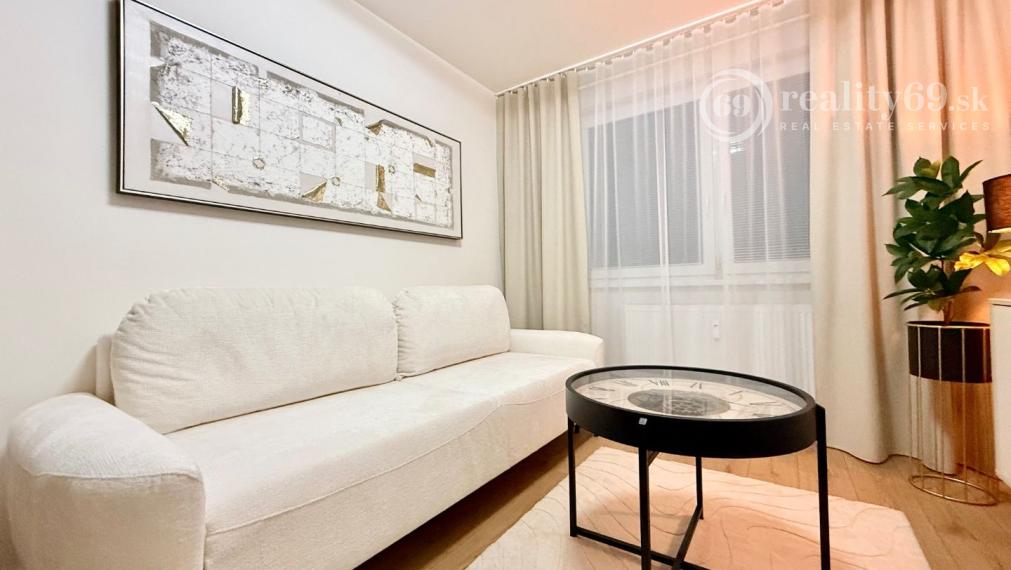 JUH - PRI AUPARKU - 1 IZBOVÝ MODERNÝ KOMPLETNE ZARIADENÝ BYT.