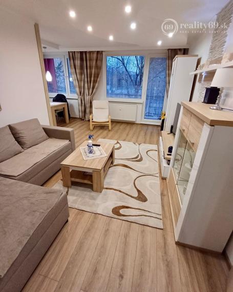 KPT. NÁLEPKU - ŠIRŠIE CENTRUM MESTA. - 3 IZBOVÝ ZARIADENÝ BYT 70 M2