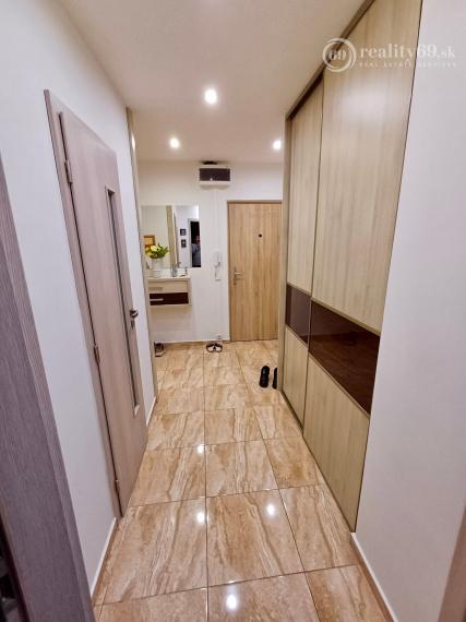 KPT. NÁLEPKU - ŠIRŠIE CENTRUM MESTA. - 3 IZBOVÝ ZARIADENÝ BYT 70 M2