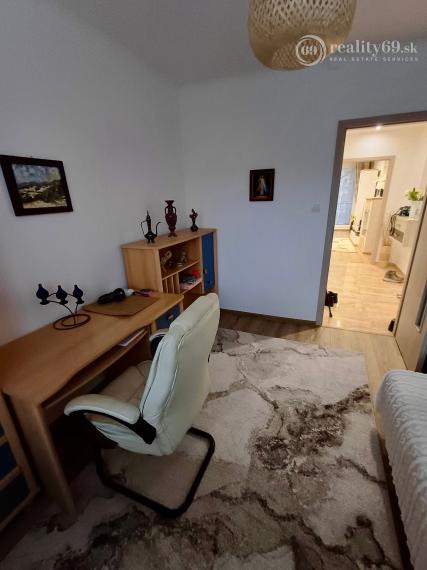 KPT. NÁLEPKU - ŠIRŠIE CENTRUM MESTA. - 3 IZBOVÝ ZARIADENÝ BYT 70 M2