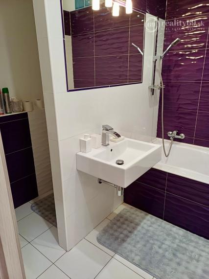 KPT. NÁLEPKU - ŠIRŠIE CENTRUM MESTA. - 3 IZBOVÝ ZARIADENÝ BYT 70 M2