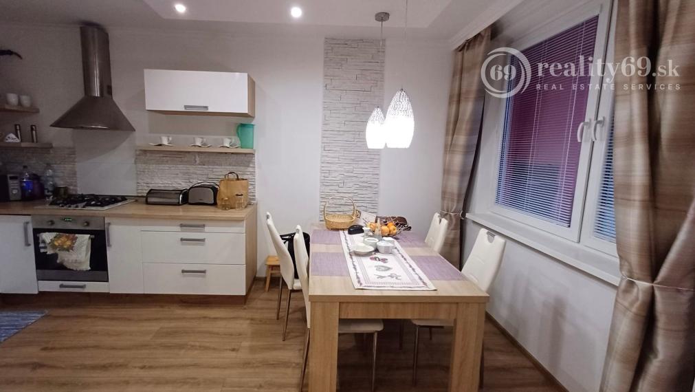 KPT. NÁLEPKU - ŠIRŠIE CENTRUM MESTA. - 3 IZBOVÝ ZARIADENÝ BYT 70 M2