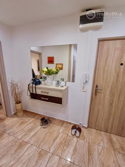 KPT. NÁLEPKU - ŠIRŠIE CENTRUM MESTA. - 3 IZBOVÝ ZARIADENÝ BYT 70 M2