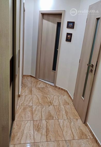 KPT. NÁLEPKU - ŠIRŠIE CENTRUM MESTA. - 3 IZBOVÝ ZARIADENÝ BYT 70 M2