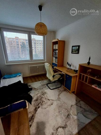 KPT. NÁLEPKU - ŠIRŠIE CENTRUM MESTA. - 3 IZBOVÝ ZARIADENÝ BYT 70 M2