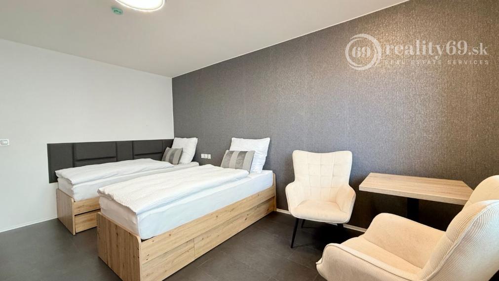 CENTRUM MESTA - VRÁTNA - 1 IZBOVÝ MODERNÝ ZARIADENÝ BYT.