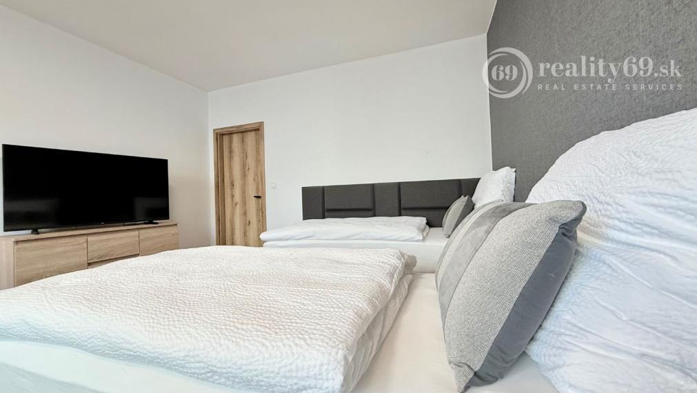 CENTRUM MESTA - VRÁTNA - 1 IZBOVÝ MODERNÝ ZARIADENÝ BYT.