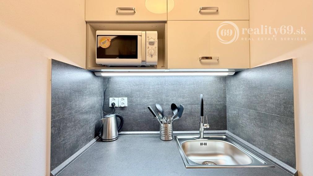 CENTRUM MESTA - VRÁTNA - 1 IZBOVÝ MODERNÝ ZARIADENÝ BYT.