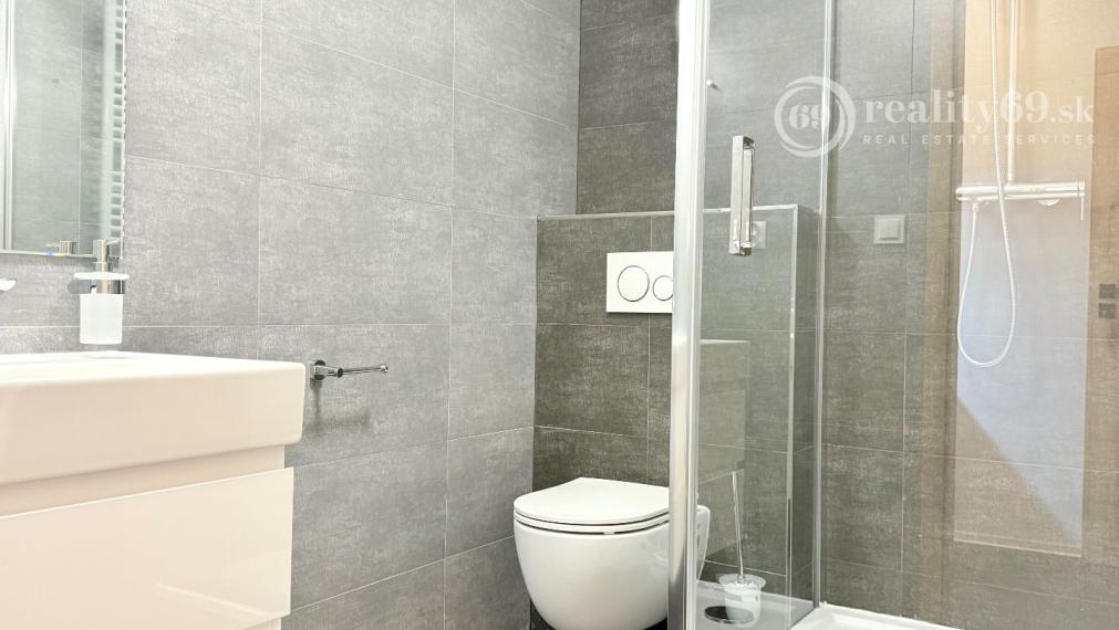 CENTRUM MESTA - VRÁTNA - 1 IZBOVÝ MODERNÝ ZARIADENÝ BYT.