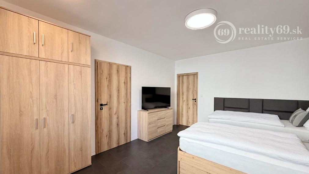 CENTRUM MESTA - VRÁTNA - 1 IZBOVÝ MODERNÝ ZARIADENÝ BYT.