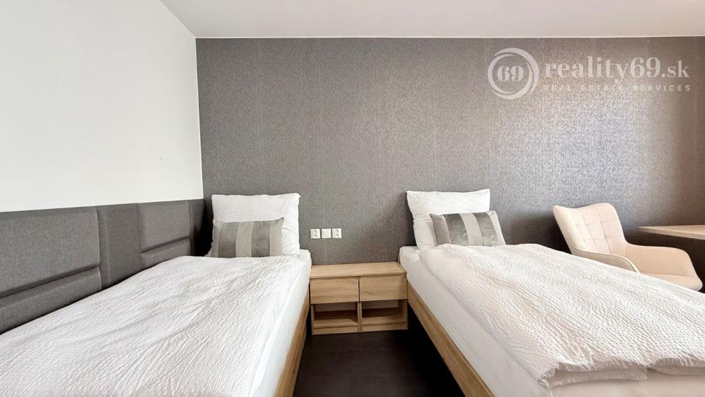 CENTRUM MESTA - VRÁTNA - 1 IZBOVÝ MODERNÝ ZARIADENÝ BYT.