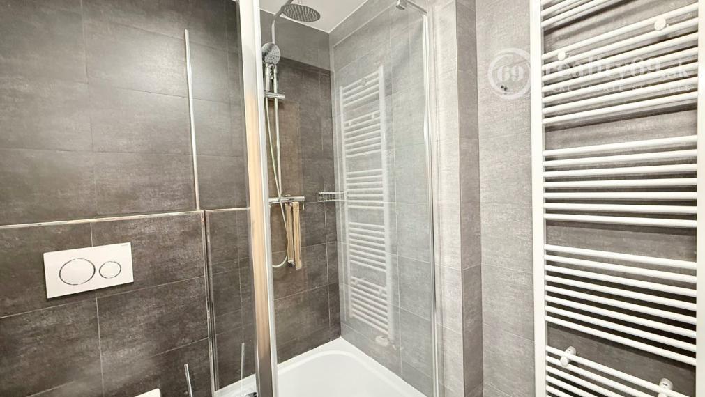 CENTRUM MESTA - VRÁTNA - 1 IZBOVÝ MODERNÝ ZARIADENÝ BYT.