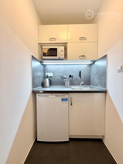 CENTRUM MESTA - VRÁTNA - 1 IZBOVÝ MODERNÝ ZARIADENÝ BYT.