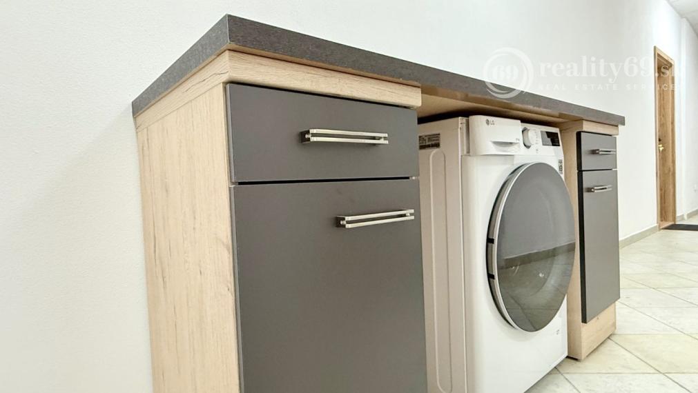 CENTRUM MESTA - VRÁTNA - 1 IZBOVÝ MODERNÝ ZARIADENÝ BYT.