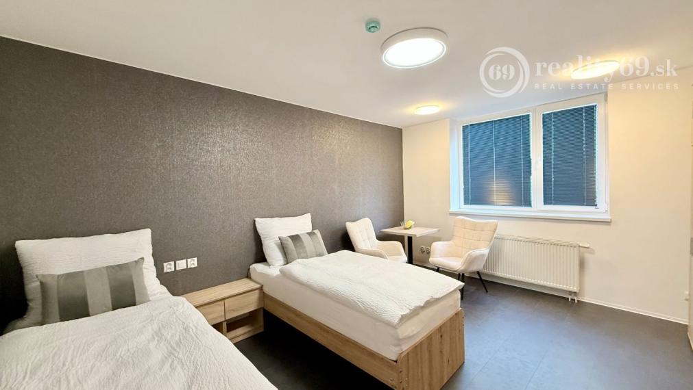 CENTRUM MESTA - VRÁTNA - 1 IZBOVÝ MODERNÝ ZARIADENÝ BYT.