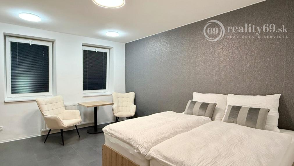 CENTRUM MESTA - VRÁTNA - 1 IZBOVÝ MODERNÝ ZARIADENÝ BYT.