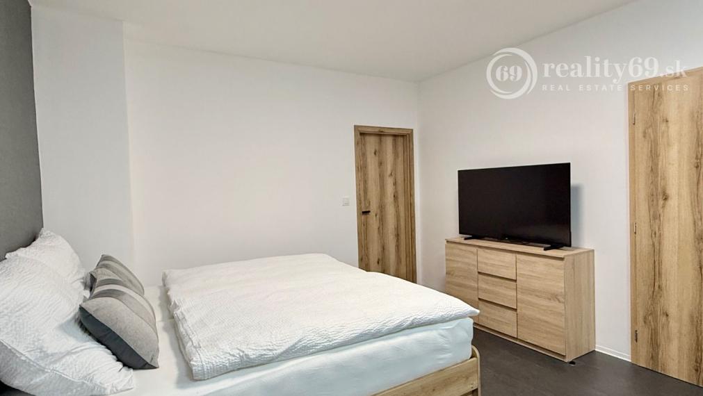 CENTRUM MESTA - VRÁTNA - 1 IZBOVÝ MODERNÝ ZARIADENÝ BYT.