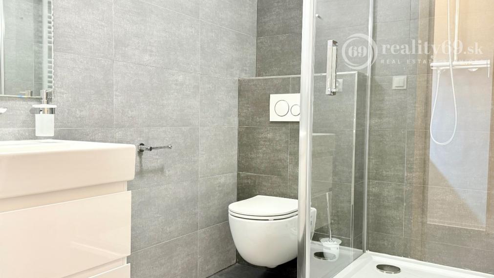 CENTRUM MESTA - VRÁTNA - 1 IZBOVÝ MODERNÝ ZARIADENÝ BYT.