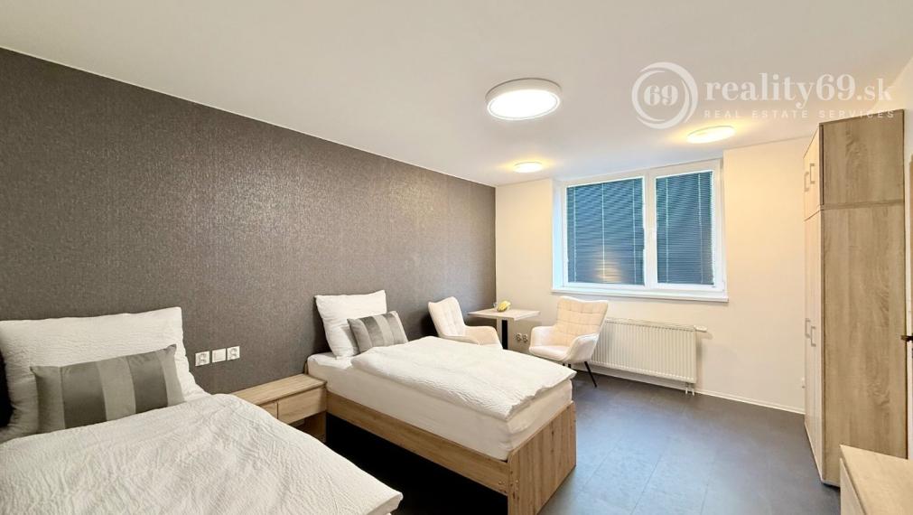 CENTRUM MESTA - VRÁTNA - 1 IZBOVÝ MODERNÝ ZARIADENÝ BYT.