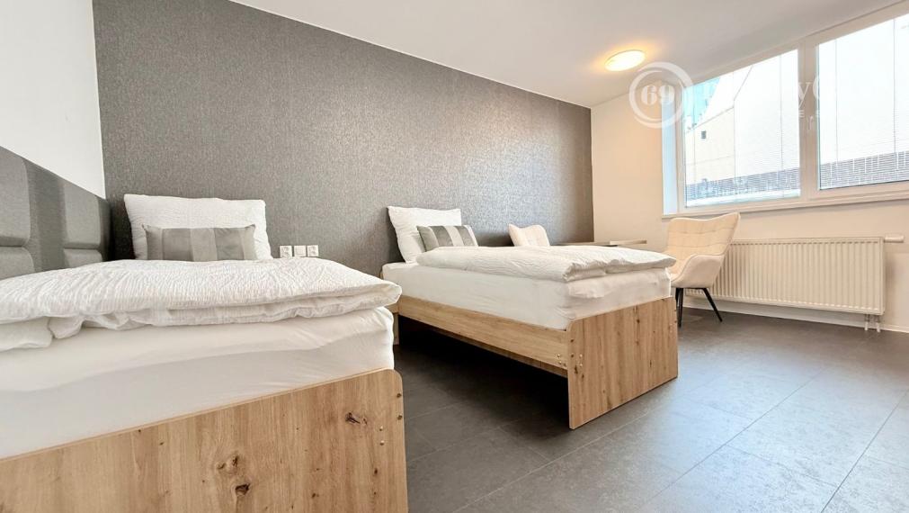 CENTRUM MESTA - VRÁTNA - 1 IZBOVÝ MODERNÝ ZARIADENÝ BYT.