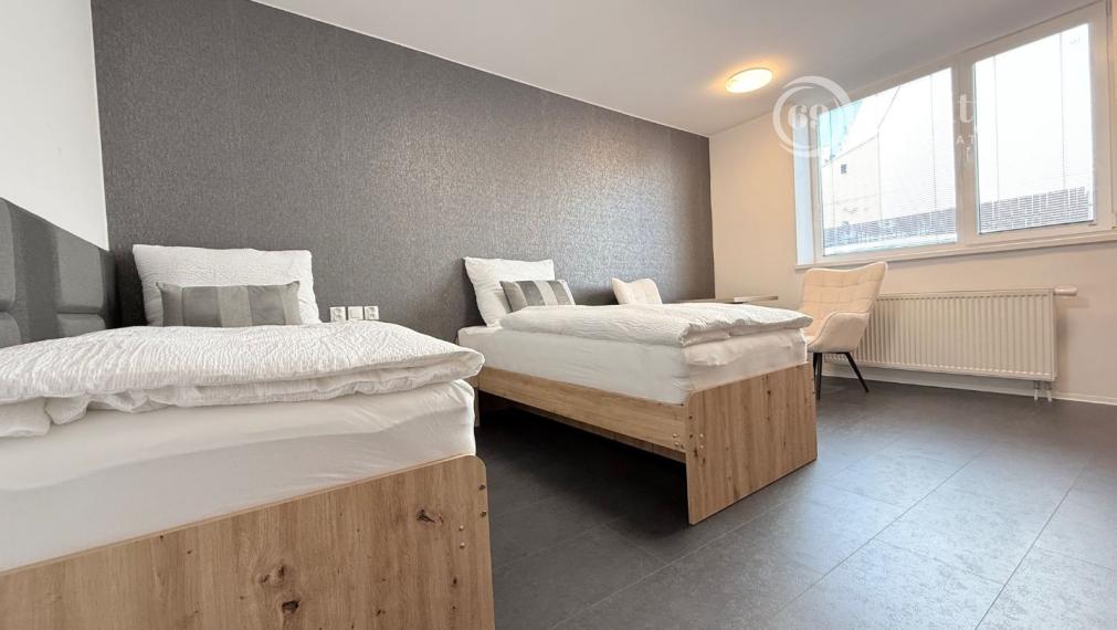 CENTRUM MESTA - VRÁTNA - 1 IZBOVÝ MODERNÝ ZARIADENÝ BYT.