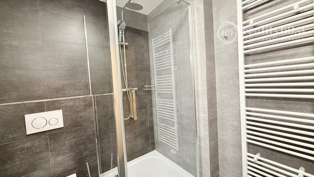 CENTRUM MESTA - VRÁTNA - 1 IZBOVÝ MODERNÝ ZARIADENÝ BYT.