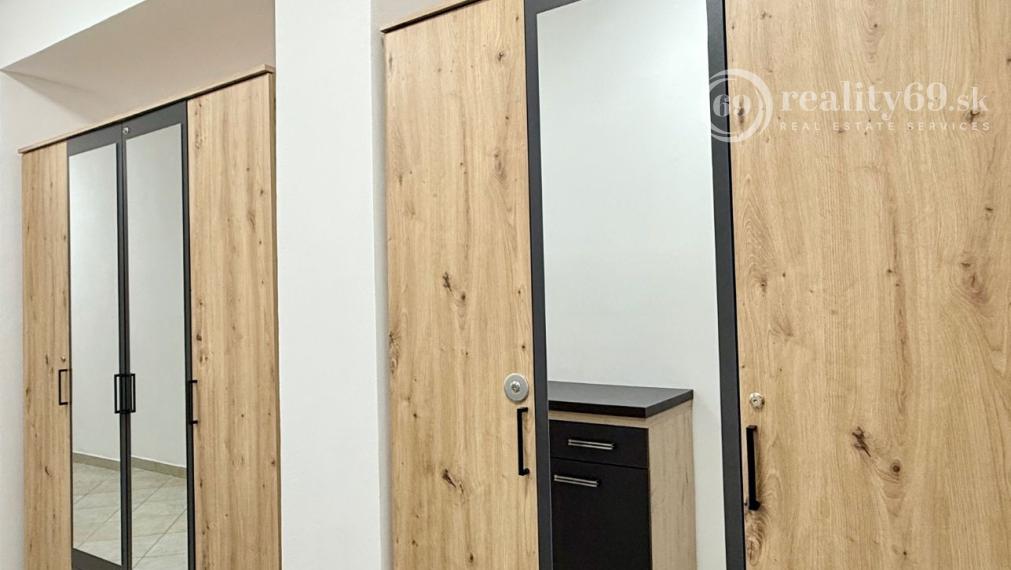 CENTRUM MESTA - VRÁTNA - 1 IZBOVÝ MODERNÝ ZARIADENÝ BYT.