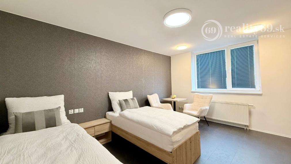 CENTRUM MESTA - VRÁTNA - 1 IZBOVÝ MODERNÝ ZARIADENÝ BYT.