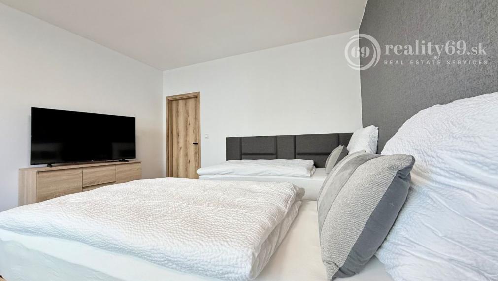 CENTRUM MESTA - VRÁTNA - 1 IZBOVÝ MODERNÝ ZARIADENÝ BYT.