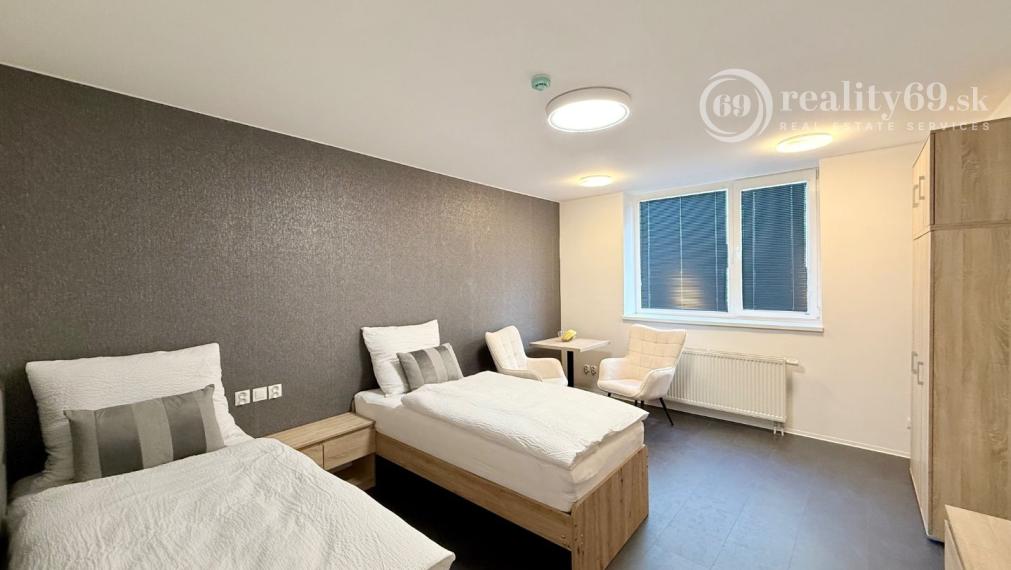 CENTRUM MESTA - VRÁTNA - 1 IZBOVÝ MODERNÝ ZARIADENÝ BYT.