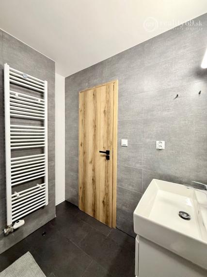 CENTRUM MESTA - VRÁTNA - 1 IZBOVÝ MODERNÝ ZARIADENÝ BYT.