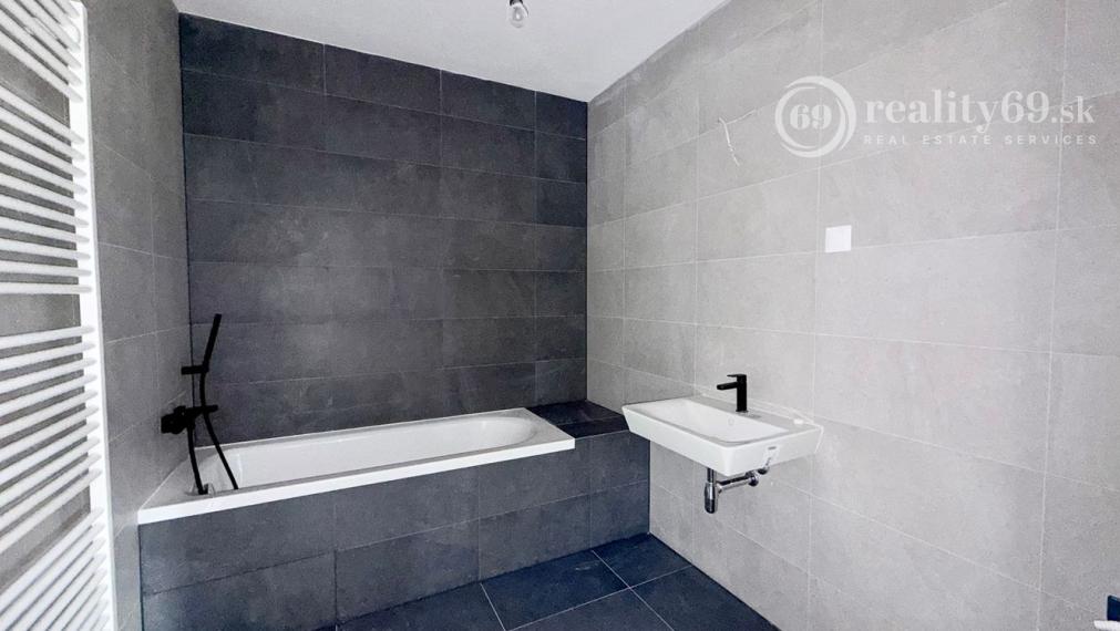 Bývanie snov na výbornej adrese Popradská  3-izbový byt s loggiou, garážové miesto, pivnica.