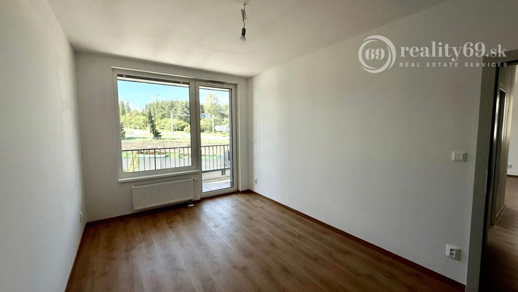 Bývanie snov na výbornej adrese Popradská  3-izbový byt s loggiou, garážové miesto, pivnica.