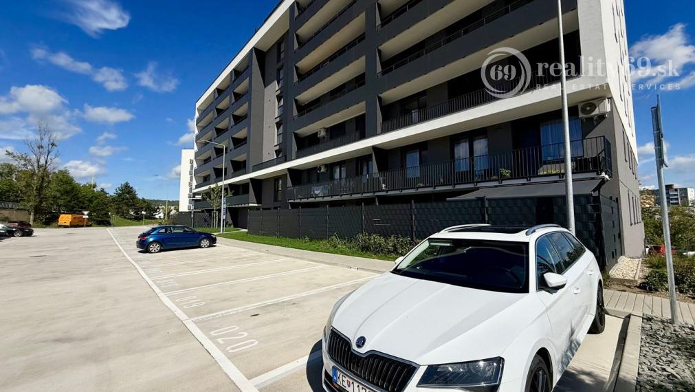 Bývanie snov na výbornej adrese Popradská  3-izbový byt s loggiou, garážové miesto, pivnica.