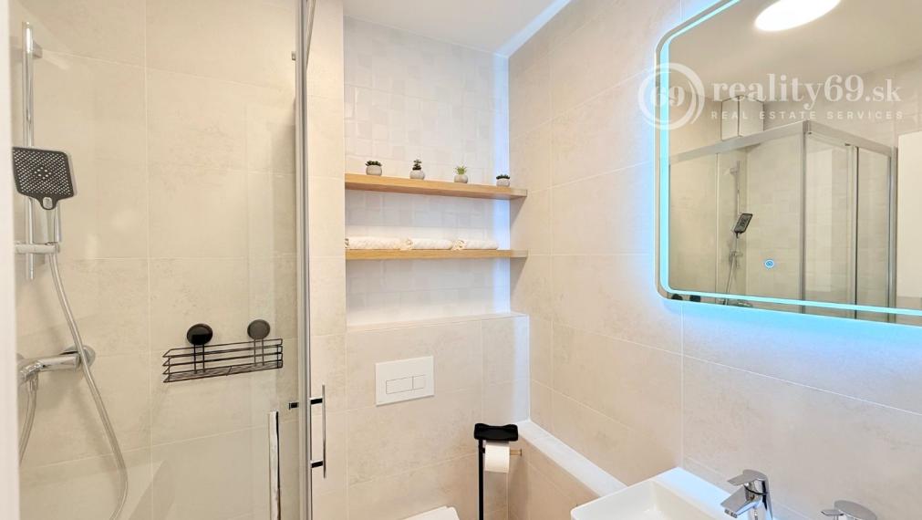 JUH - PRI AUPARKU KRIVÁ - 2 IZBOVÝ BYT KOMPLETNE ZARIADENÝ.