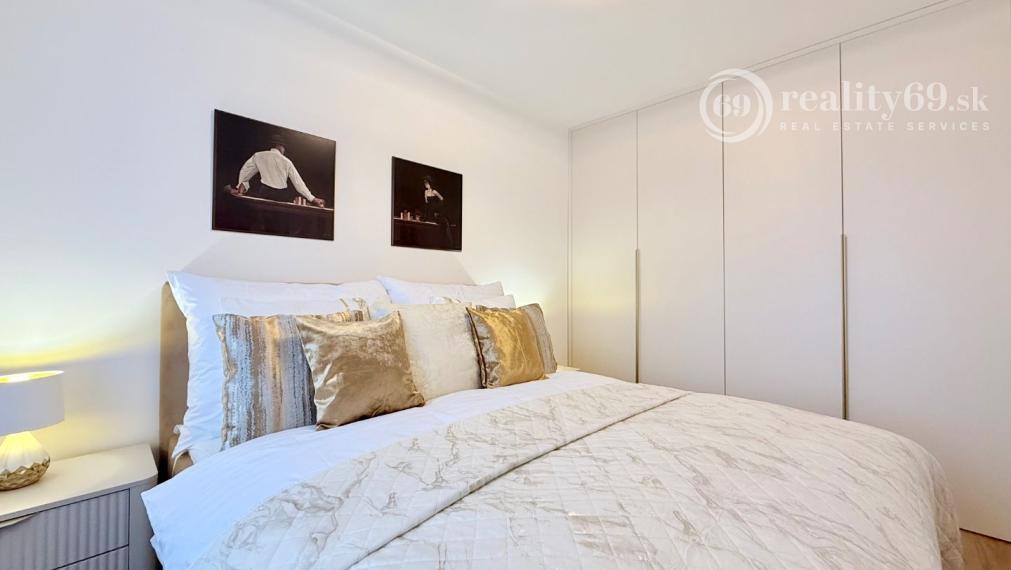 JUH - PRI AUPARKU KRIVÁ - 2 IZBOVÝ BYT KOMPLETNE ZARIADENÝ.