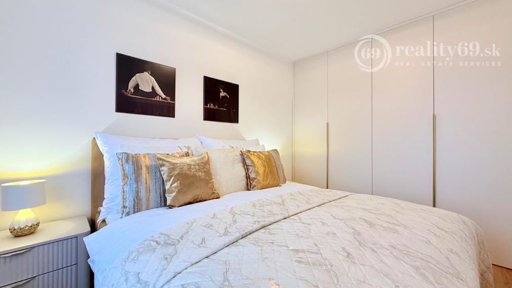 JUH - PRI AUPARKU KRIVÁ - 2 IZBOVÝ BYT KOMPLETNE ZARIADENÝ.