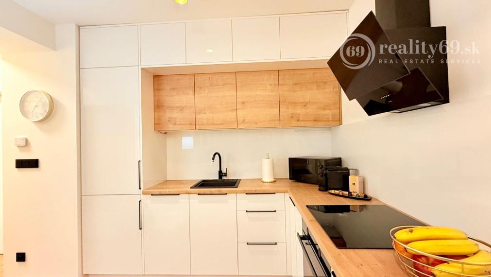 JUH - PRI AUPARKU KRIVÁ - 2 IZBOVÝ BYT KOMPLETNE ZARIADENÝ.