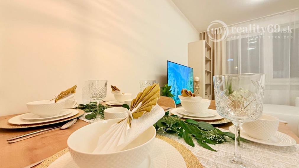 JUH - PRI AUPARKU KRIVÁ - 2 IZBOVÝ BYT KOMPLETNE ZARIADENÝ.