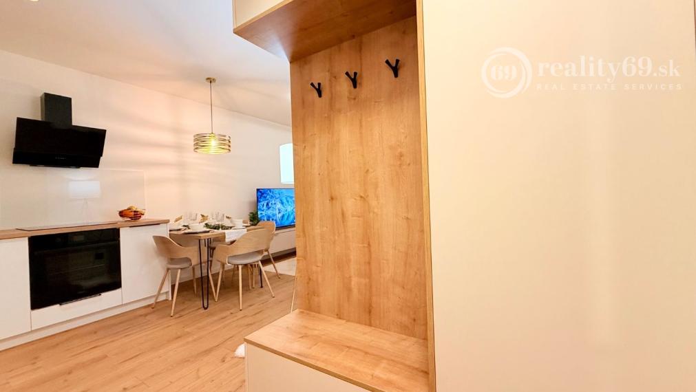 JUH - PRI AUPARKU KRIVÁ - 2 IZBOVÝ BYT KOMPLETNE ZARIADENÝ.